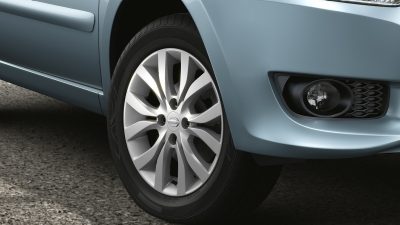 3/4 Close Up of Alloy Wheel