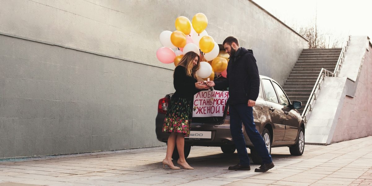 Предложение руки и сердца с автомобилем Datsun.